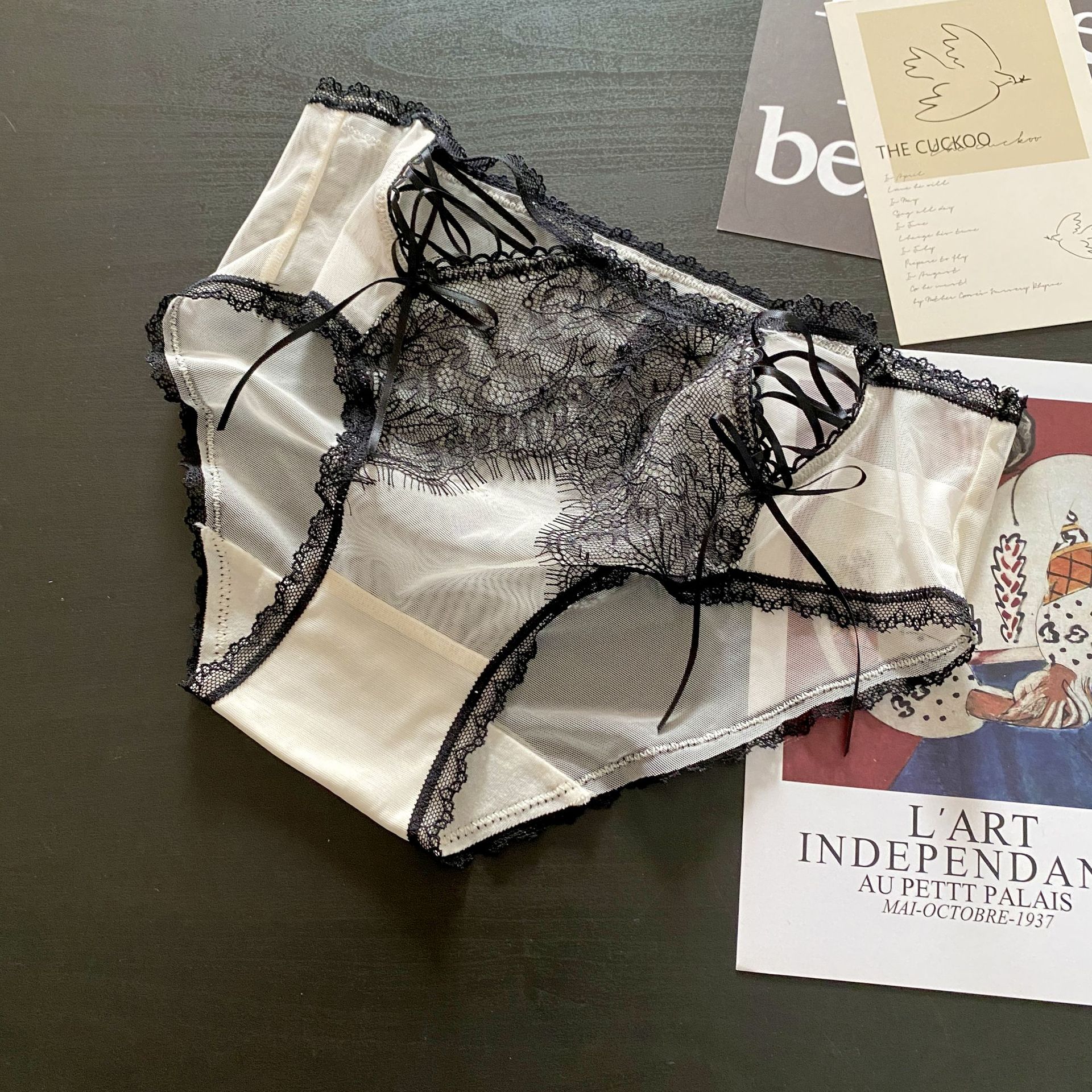 日式睫毛蕾絲前交叉細條緞帶造型軟紗三角褲 (藍色) FREE