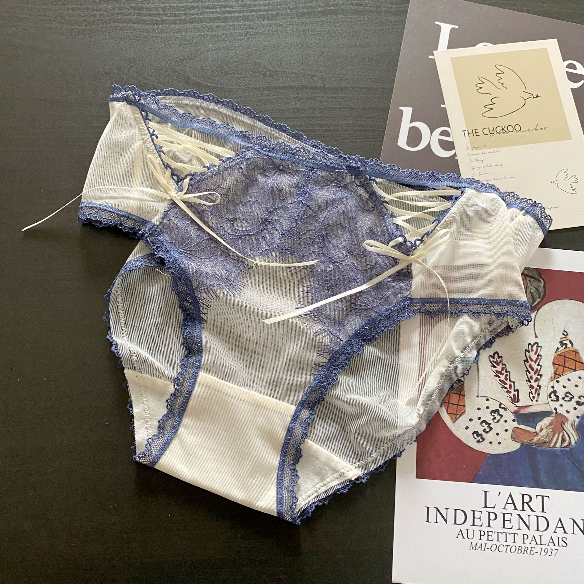 日式睫毛蕾絲前交叉細條緞帶造型軟紗三角褲 (藍色) FREE