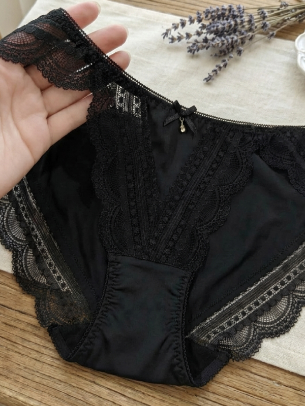 前微簍空線條緹花蕾絲條低腰三角褲 (膚色) FREE