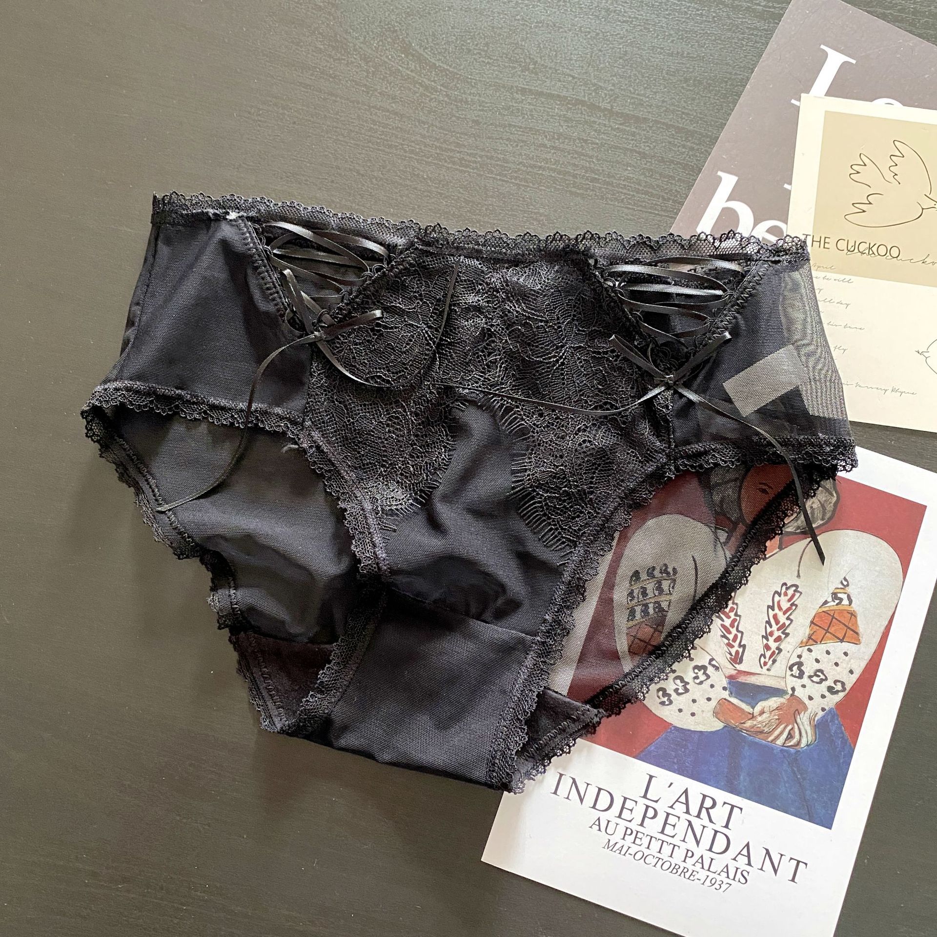 日式睫毛蕾絲前交叉細條緞帶造型軟紗三角褲 (藍色) FREE