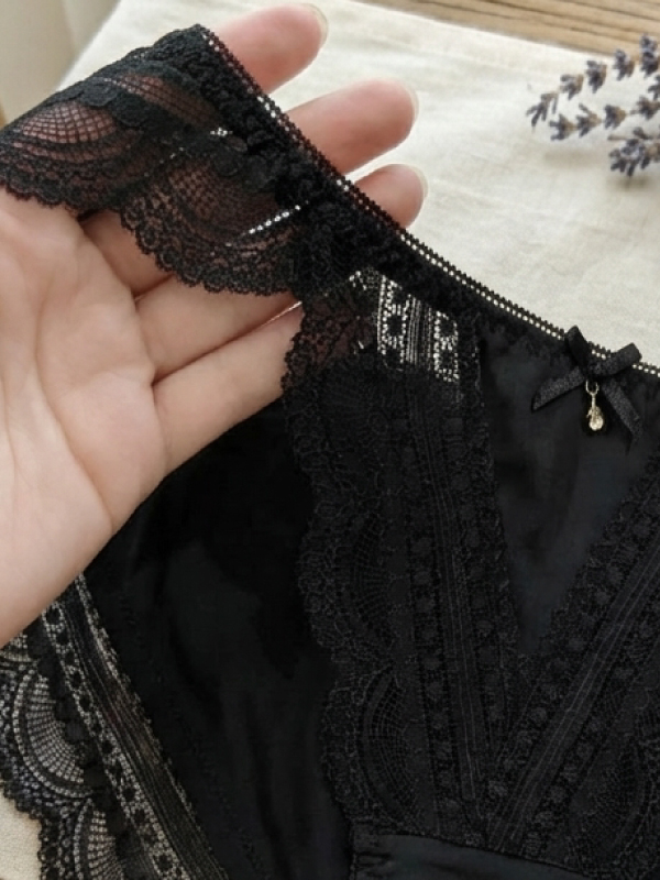 前微簍空線條緹花蕾絲條低腰三角褲 (黑色) FREE