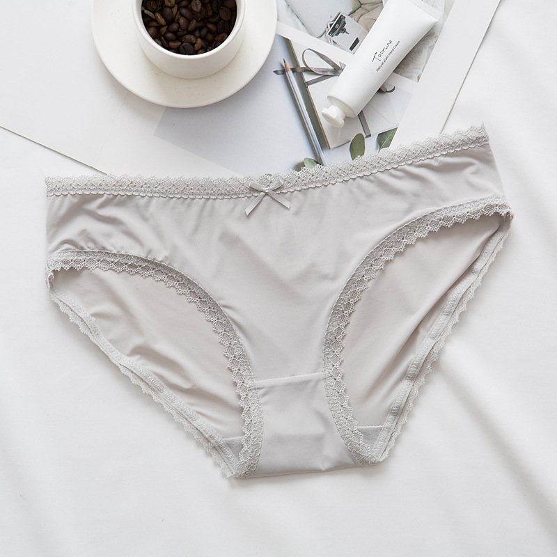 日式小條蕾絲花邊素面絲三角褲 (淺灰色) M-L