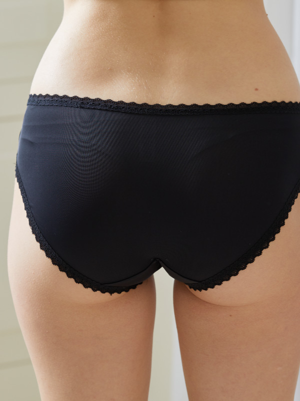 日式小條蕾絲花邊素面絲三角褲 (黑色) M-L