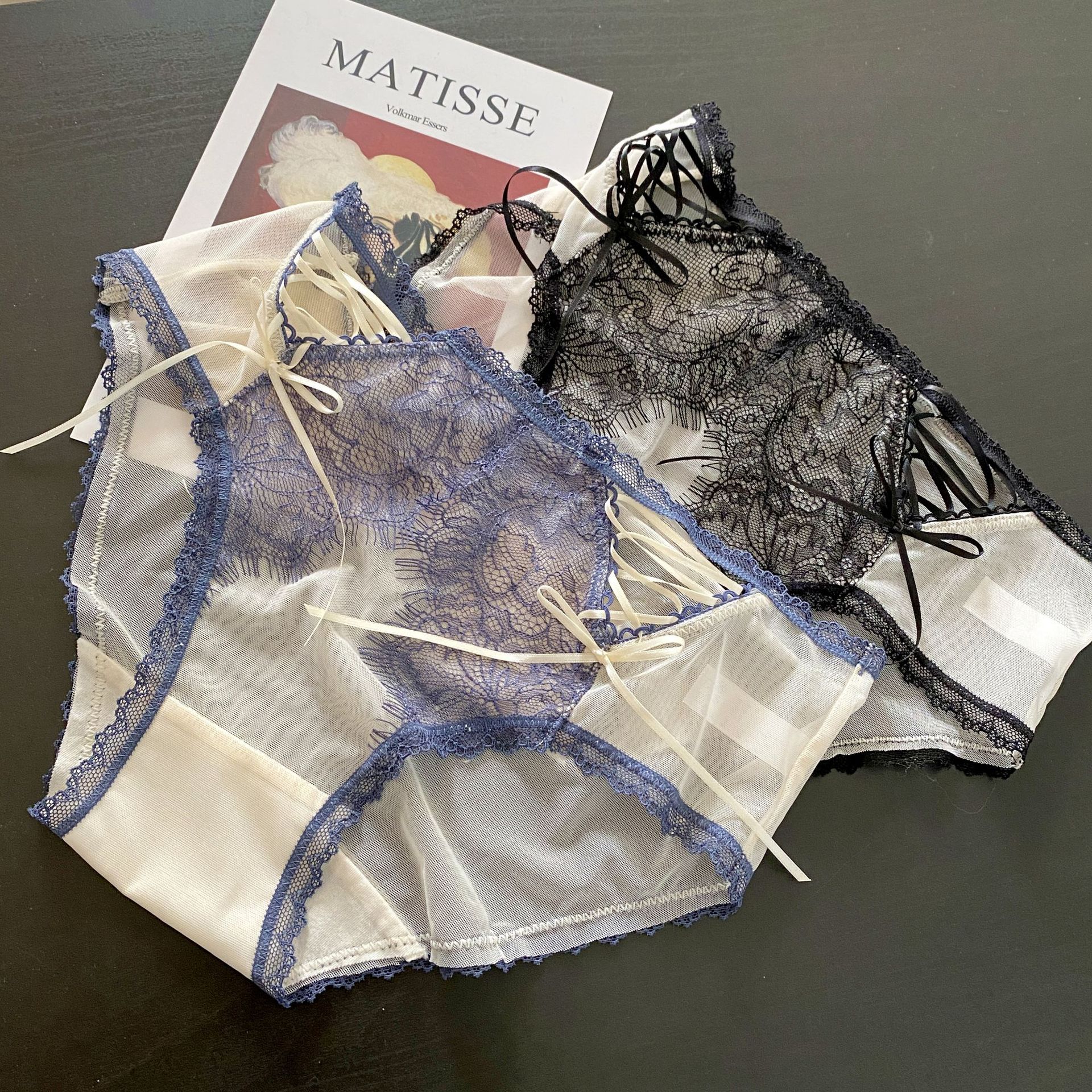 日式睫毛蕾絲前交叉細條緞帶造型軟紗三角褲 (藍色) FREE